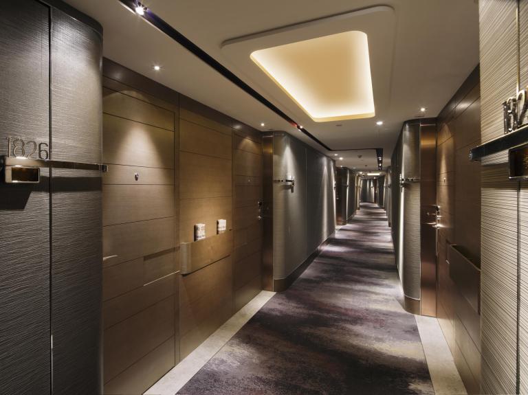 royal-plaza-hotel-couloir