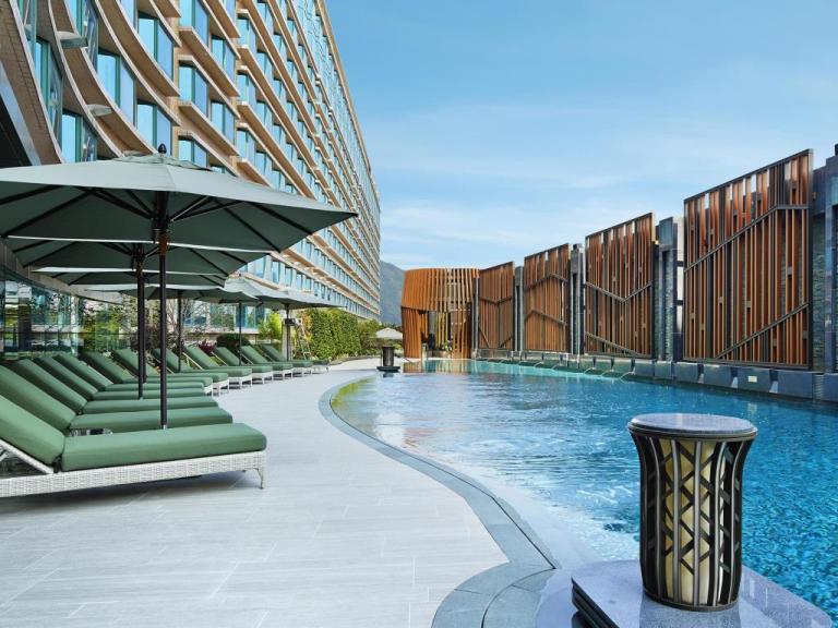 royal-plaza-hotel-pool2